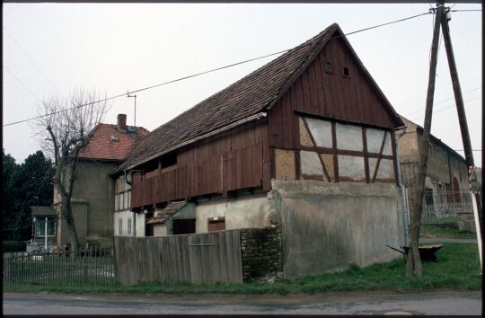 Fachwerkgebäude mit einem Laubengang im ersten Stock An der Skala in Georgewitz