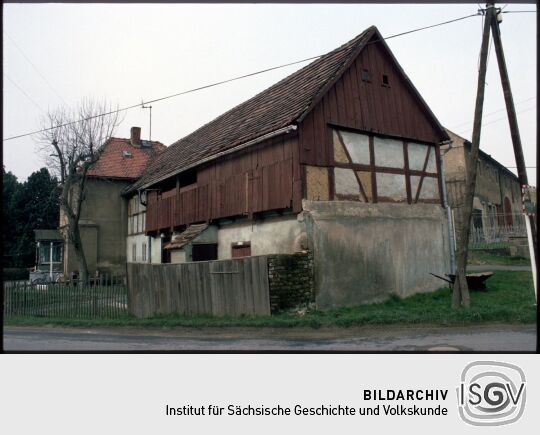 Fachwerkgebäude mit einem Laubengang im ersten Stock An der Skala in Georgewitz