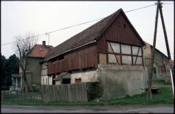 Bild: Fachwerkgebäude mit einem Laubengang im ersten Stock An der Skala in Georgewitz