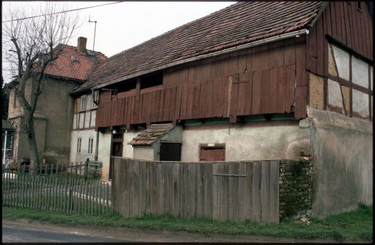 Fachwerkgebäude mit einem Laubengang An der Skala in Georgewitz