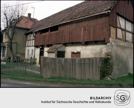 Fachwerkgebäude mit einem Laubengang An der Skala in Georgewitz