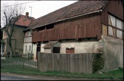 Bild: Fachwerkgebäude mit einem Laubengang An der Skala in Georgewitz