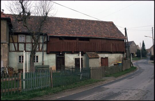 Fachwerkgebäude mit einem Laubengang An der Skala in Georgewitz