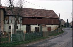 Bild: Fachwerkgebäude mit einem Laubengang An der Skala in Georgewitz