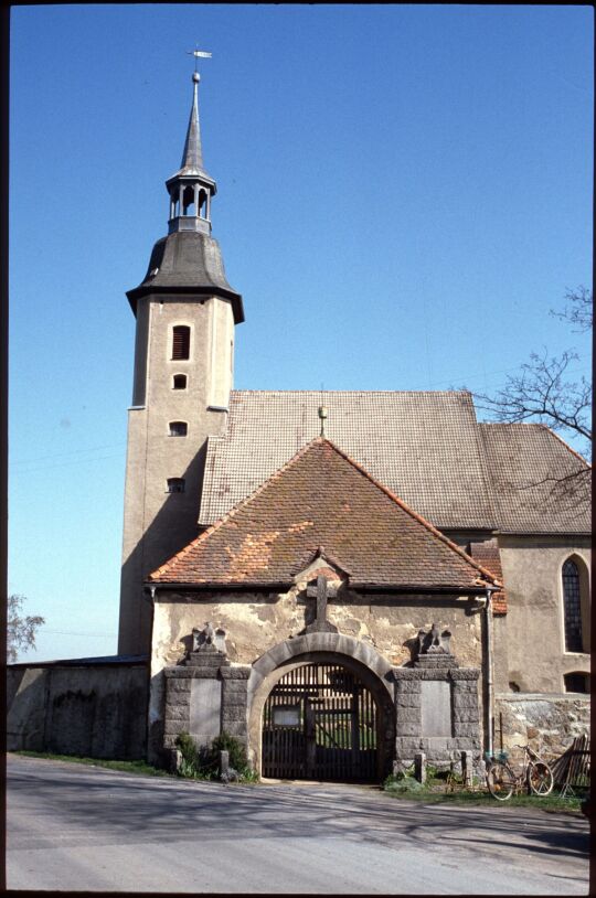 Kriegerdenkmal und Tor zum Kirchhof Diehsa