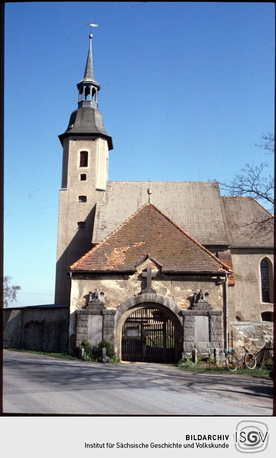 Kriegerdenkmal und Tor zum Kirchhof Diehsa