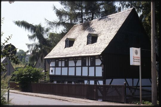 'Eulenhaus' und Werbung für eine Gaststätte, Glauchauer Straße St. Egidien