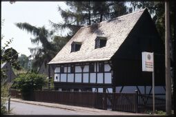 Bild: 'Eulenhaus' und Werbung für eine Gaststätte, Glauchauer Straße St. Egidien