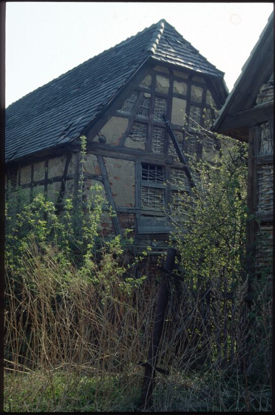 Baufälliges Fachwerkgebäude in Dreiskau