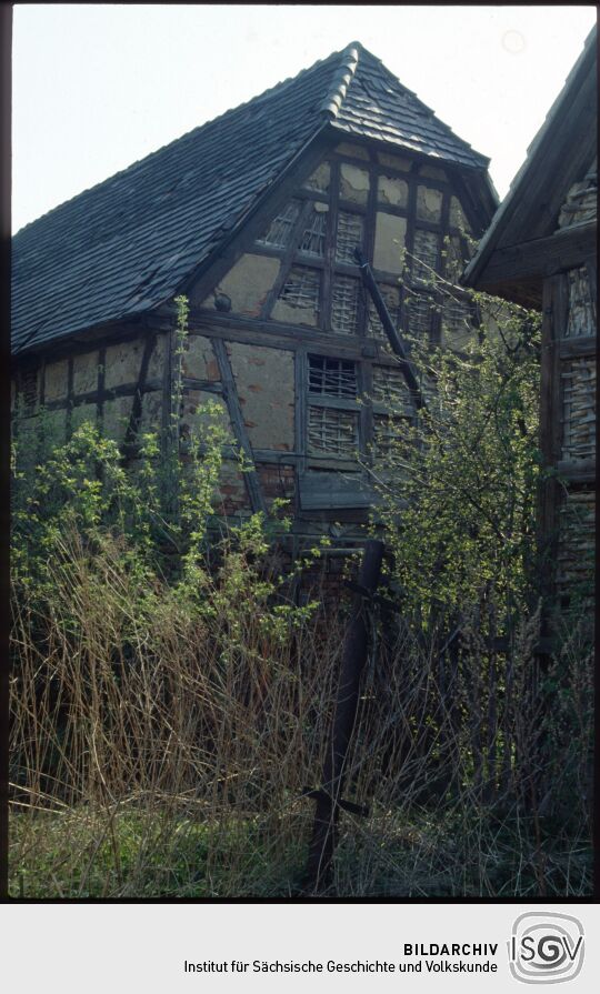 Baufälliges Fachwerkgebäude in Dreiskau