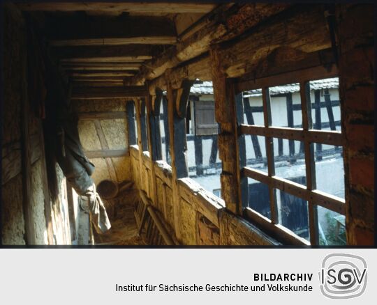 Laubengang im ersten Obergeschoss eines Bauernhofs in Breunsdof