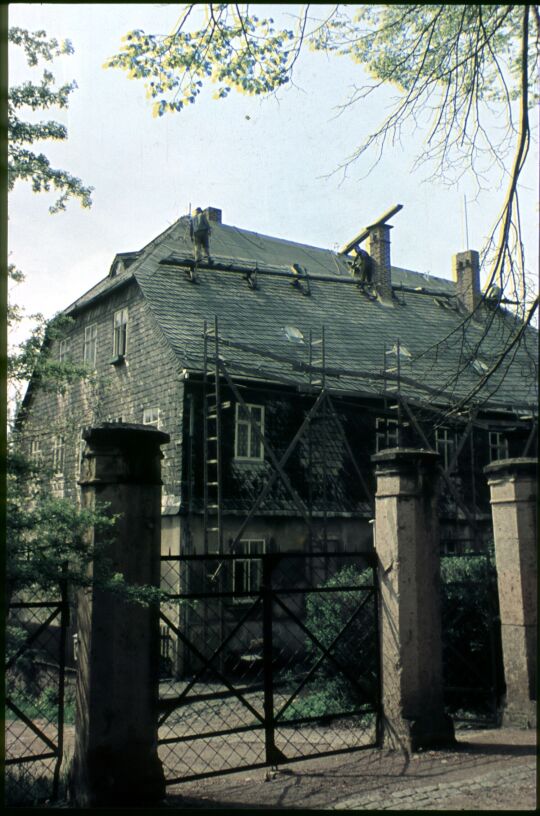 Schieferdecker bei Ausbesserung des Daches in Oberlungwitz