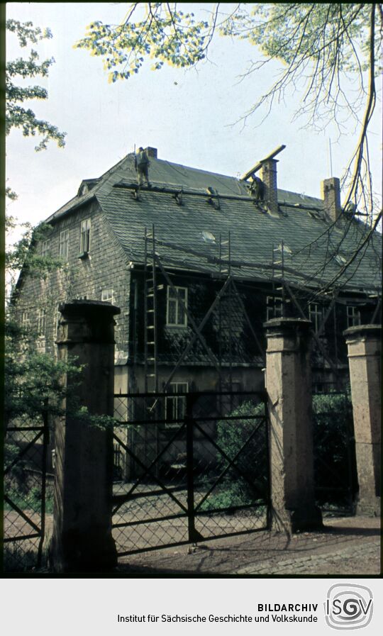 Schieferdecker bei Ausbesserung des Daches in Oberlungwitz