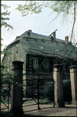 Bild: Schieferdecker bei Ausbesserung des Daches in Oberlungwitz