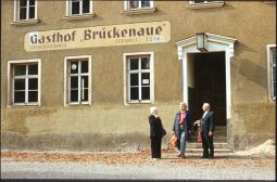 Bild: Drei Personen vor derm Gasthof Brückenaue in Ringethal