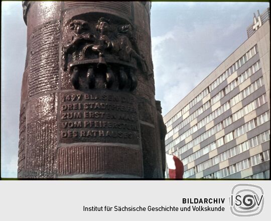 Detailaufnahme einer Keramiksäule auf dem Sachsenplatz Leipzig