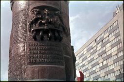 Bild: Detailaufnahme einer Keramiksäule auf dem Sachsenplatz Leipzig
