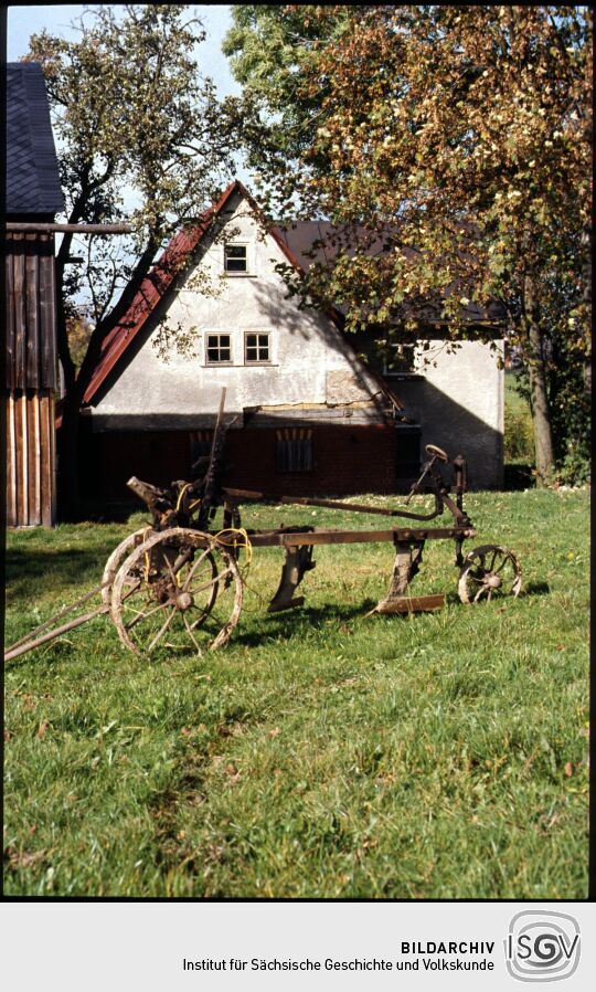 Historischer Pflug auf einer Wiese im Freilichtmuseum Landwüst