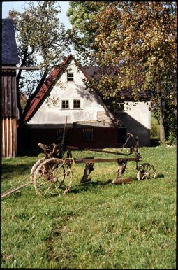 Bild: Historischer Pflug auf einer Wiese im Freilichtmuseum Landwüst