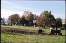 Bild: Traktor auf einem teilweise gepflügten Feld im Freilichtmuseum Landwüst