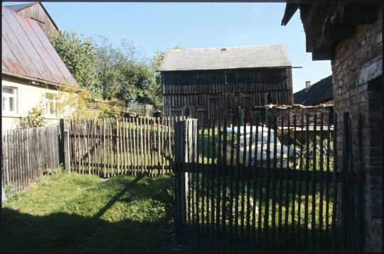Trabant vor einer Scheune in Oberwürschnitz