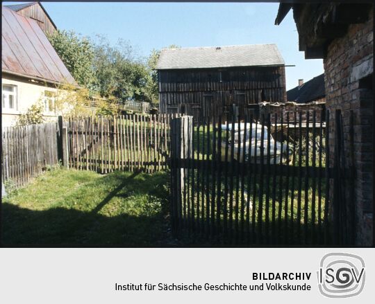 Trabant vor einer Scheune in Oberwürschnitz