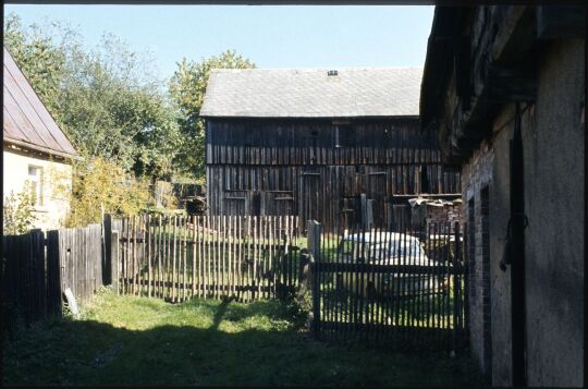 Trabant vor einer Scheune in Oberwürschnitz