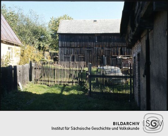 Trabant vor einer Scheune in Oberwürschnitz