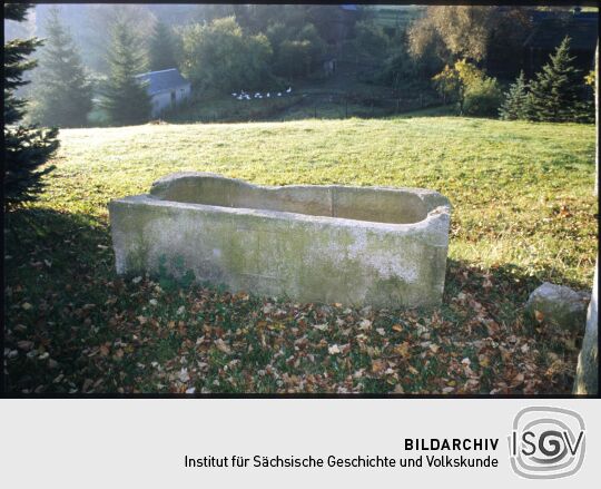 Steinerne Brunnenschale in Raun im Vogtland
