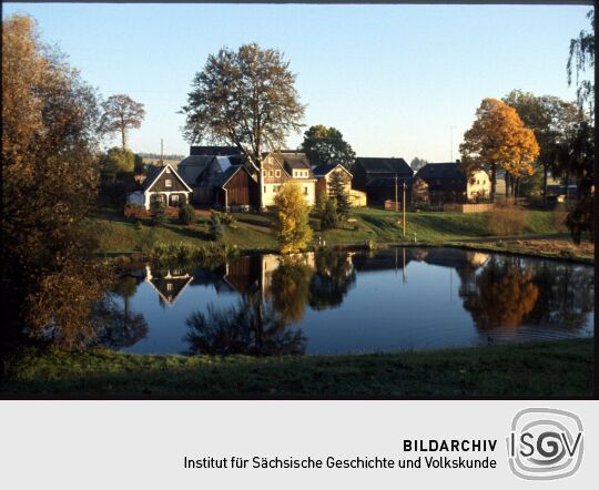 Blick über einen Teich in Raun im Vogtland