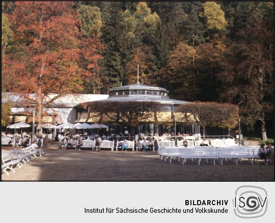 Blick zum Badecafé am Badeplatz in Bad Elster