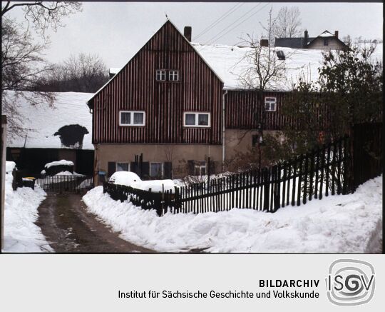 Verschneiter Bauernhof in Bockau