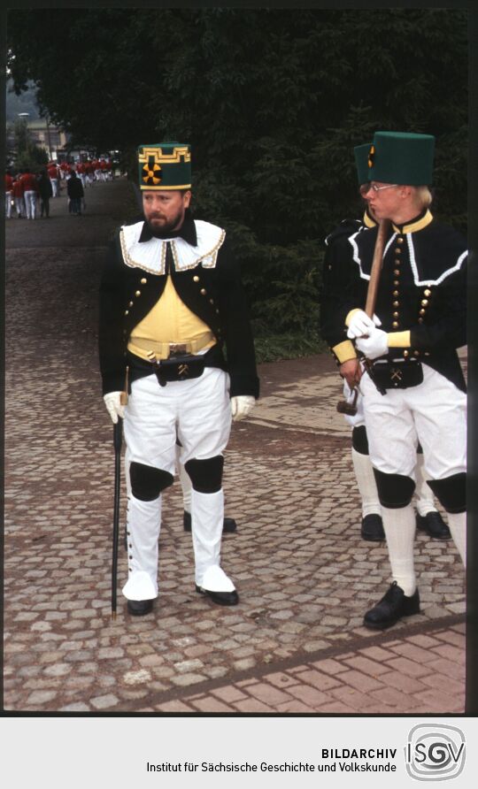 Drei Männer in Bergmannsuniformen in Freiberg