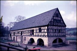 Bild: Fachwerkscheune im Bereich des Alten Guts in Weischlitz