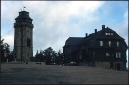 Bild: Aussichtsturm und Berghotel auf dem Auersberg