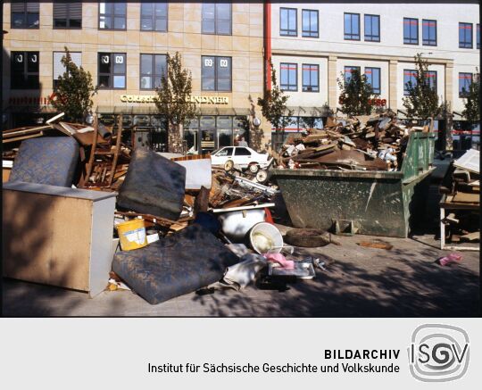 Sperrmüll vor dem Elbcenter in Dresden-Pieschen
