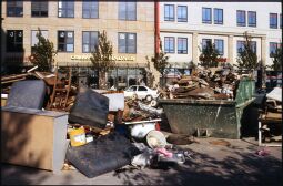 Bild: Sperrmüll vor dem Elbcenter in Dresden-Pieschen