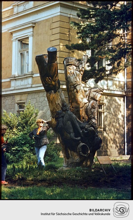 Holzskulpturen vor der königlichen Villa in Dresden-Wachwitz