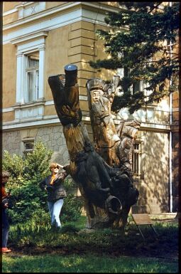 Bild: Holzskulpturen vor der königlichen Villa in Dresden-Wachwitz