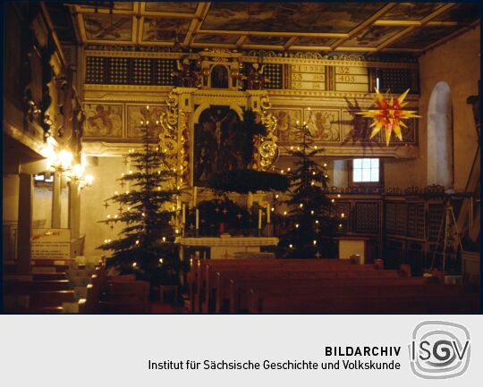 Blick zum Altar der weihnachtlich geschmückten Kriche in Schellerhau