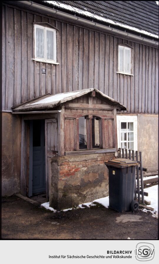 Windfang an einem Gebäude in Kleinröhrsdorf