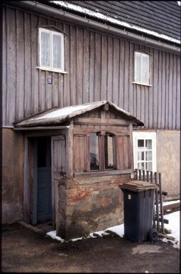 Bild: Windfang an einem Gebäude in Kleinröhrsdorf
