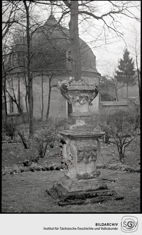 Vase im Hof von Schloss Hermsdorf