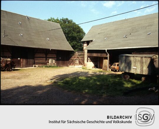 Einfahrtstor zum Vierseithof 16 in Niederlungwitz