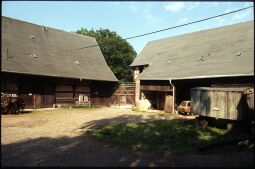 Bild: Einfahrtstor zum Vierseithof 16 in Niederlungwitz