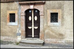 Bild: Haustür an einem Gebäude in Jonsdorf mit barocker Steineinfassung und klassizistischem Türblatt