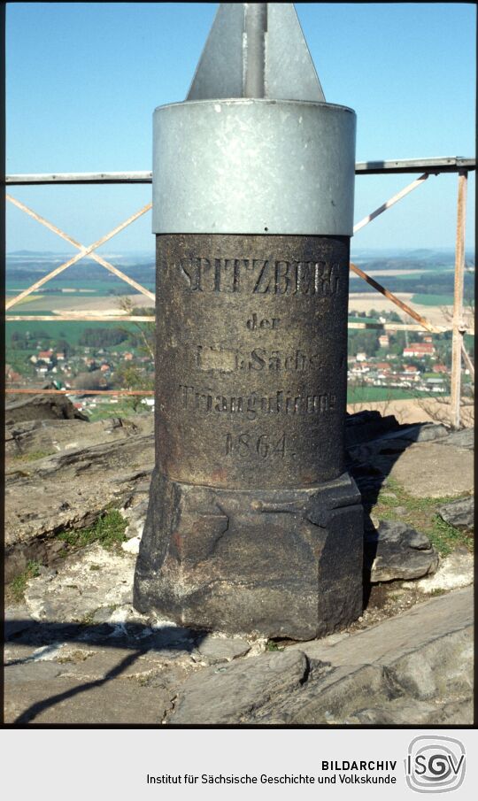 Triangulationssäule auf dem Oberoderwitzer  Spitzberg, die Abkürzung 'Kgl.' wurde unlesbar gemacht.