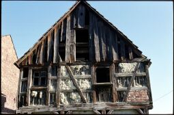 Bild: Maroder Giebel eines Fachwerkgebäudes in Unterwürschnitz