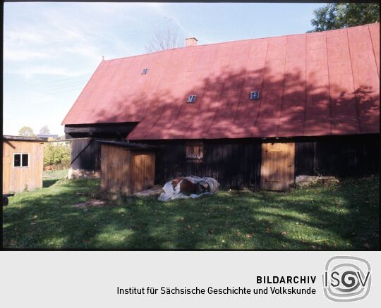 Holzgebäude eines Bauernhofs mit blechgedecktem Dach beim Freiluftmuseum  Landwüst