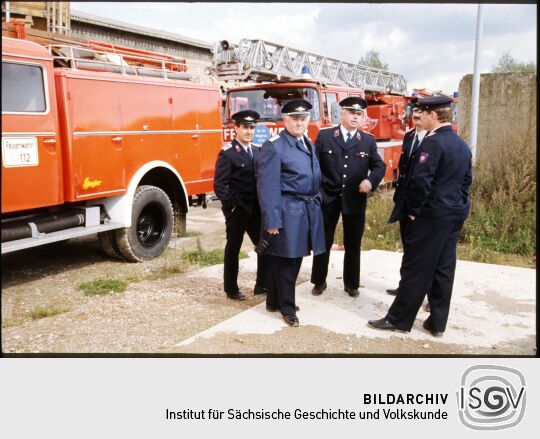 Fünf Feuerwehrmänner aus Leppersdorf (?) in Uniform vor Feuerwehrwagen während des Feuerwehrfest in Radeberg